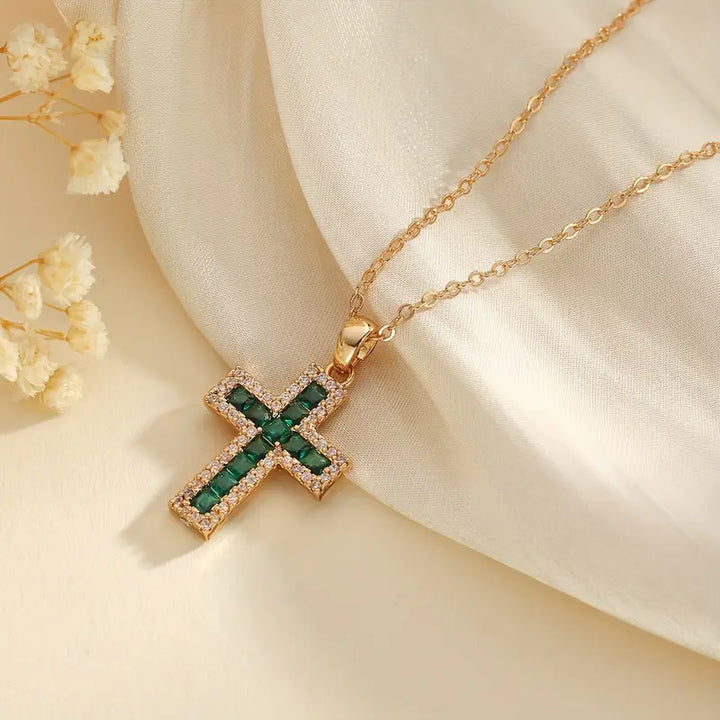 Colar com Pingente Cruz de Esmeralda Solene