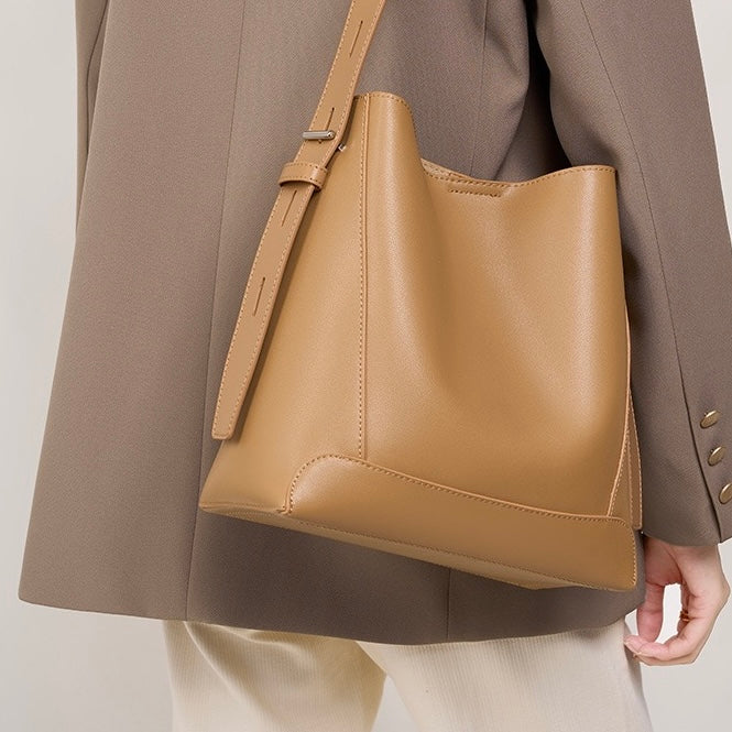 Bolsa Bucket Oversized de Couro Genuíno para Transversal e Ombro