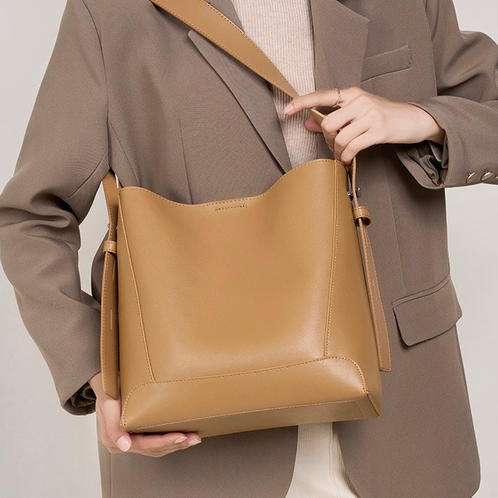 Bolsa Bucket Oversized de Couro Genuíno para Transversal e Ombro