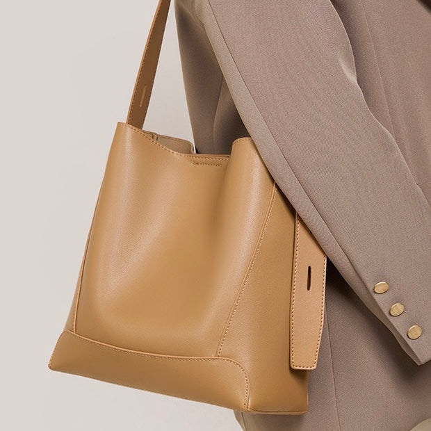 Bolsa Bucket Oversized de Couro Genuíno para Transversal e Ombro