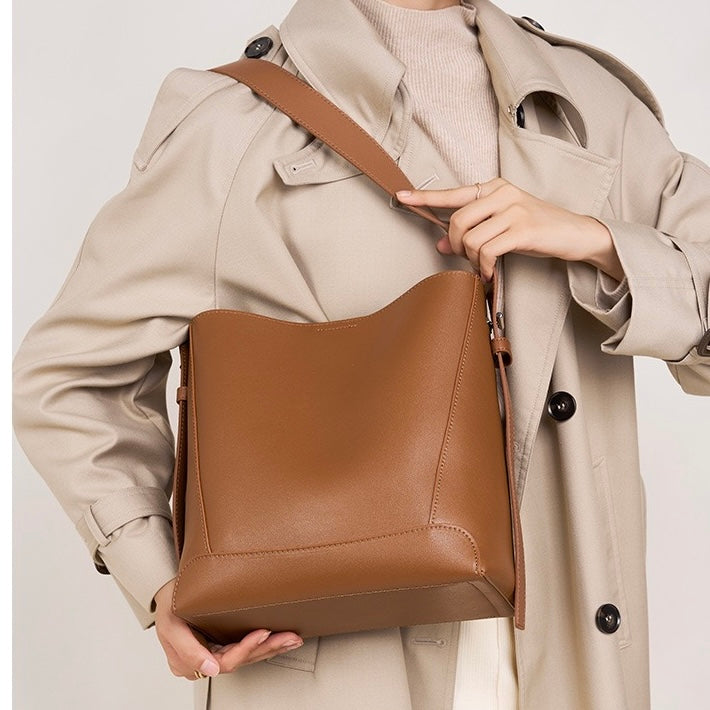 Bolsa Bucket Oversized de Couro Genuíno para Transversal e Ombro