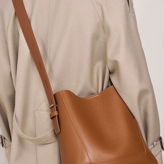 Bolsa Bucket Oversized de Couro Genuíno para Transversal e Ombro