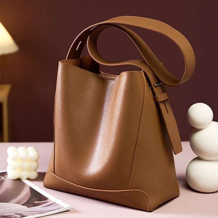 Bolsa Bucket Oversized de Couro Genuíno para Transversal e Ombro