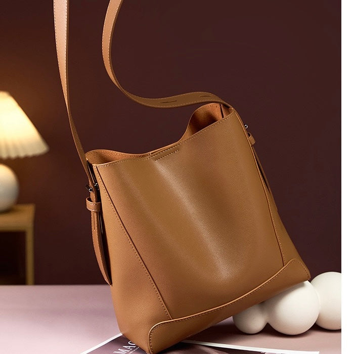 Bolsa Bucket Oversized de Couro Genuíno para Transversal e Ombro
