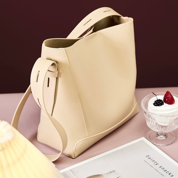 Bolsa Bucket Oversized de Couro Genuíno para Transversal e Ombro