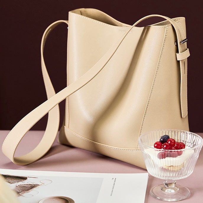 Bolsa Bucket Oversized de Couro Genuíno para Transversal e Ombro