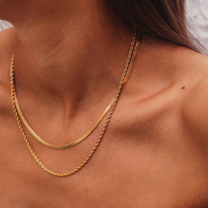 Colar de Corrente Dourada em Camadas Hailey