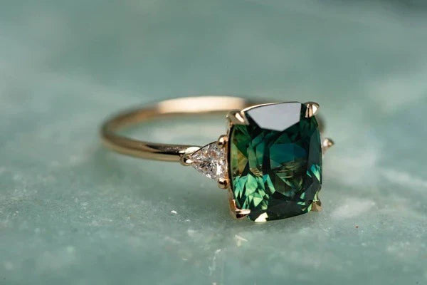 Anel com Pedra Verde Inspirado em Vintage
