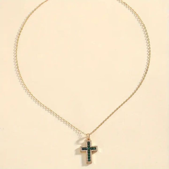 Colar com Pingente Cruz de Esmeralda Solene